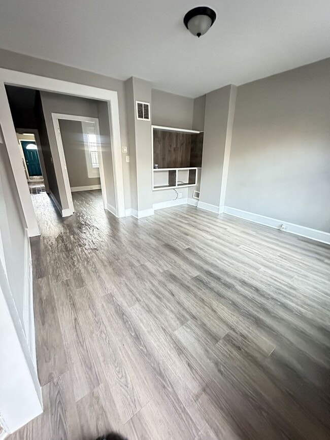 Building Photo - Spacious 4BR Rowhome Near Ellwood Park, Washer/Dryer Included