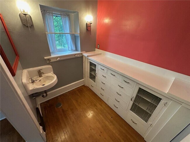 Building Photo - 216 Litchfield Ave SE