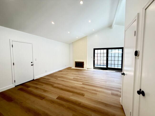 Building Photo - 9887 Broadmoor Dr