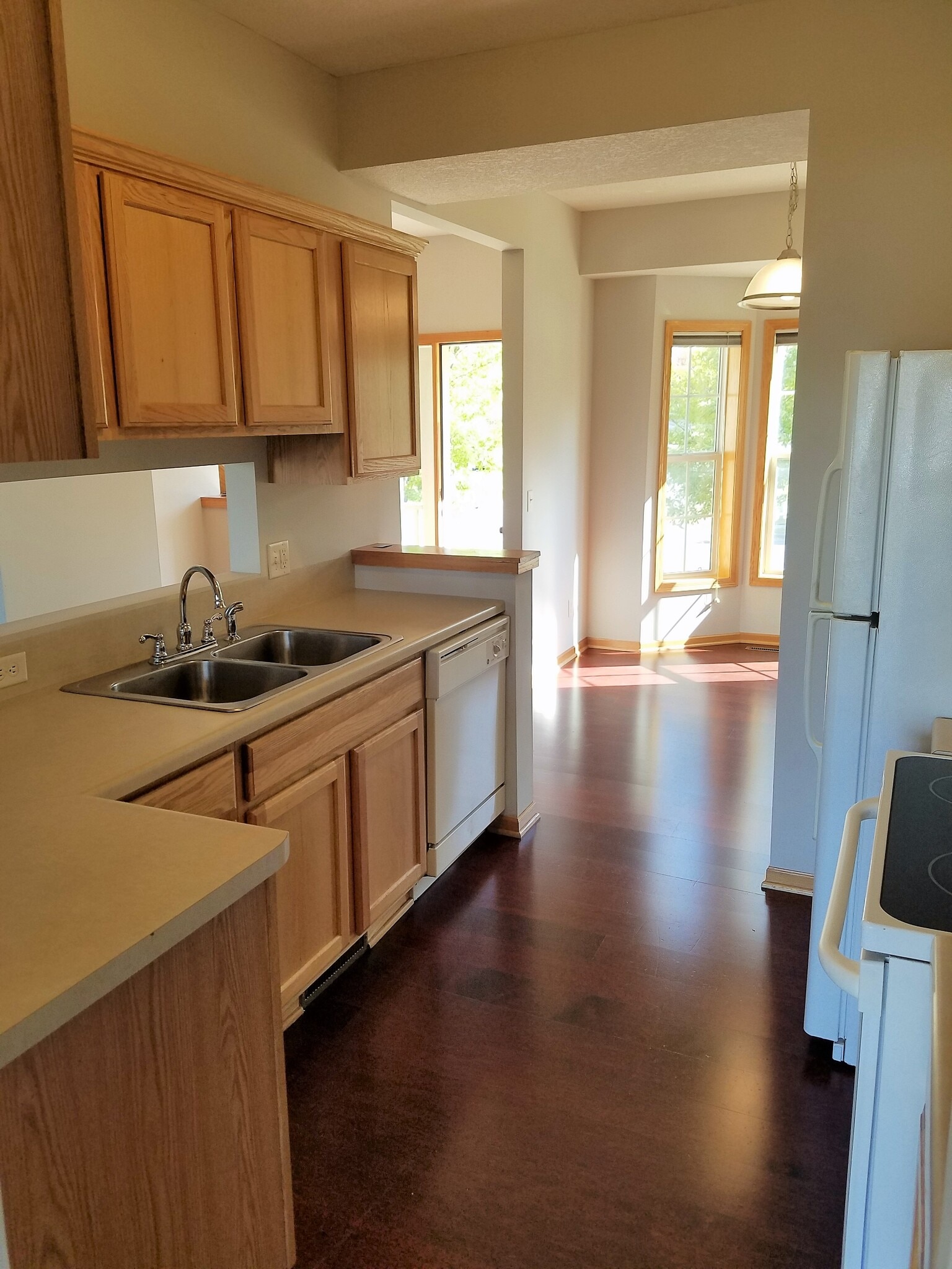 Galley kitchen facing bay windows - 2407 Foxglove Cir