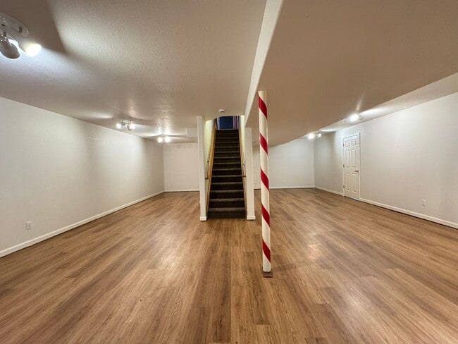 Building Photo - Spacious home in English Ranch