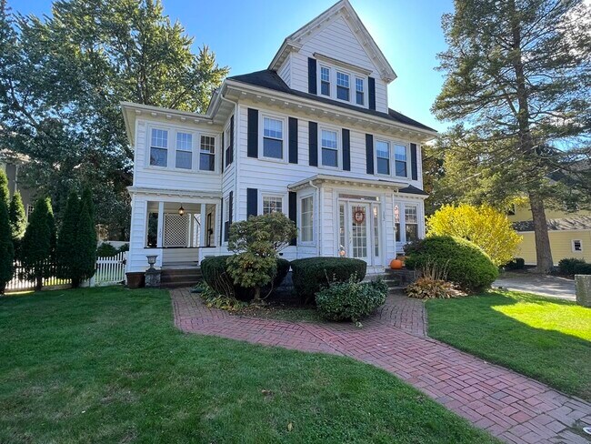 Building Photo - 100 Church St