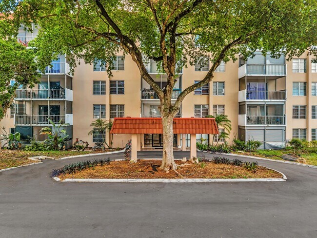 Building Photo - 4158 Inverrary Dr