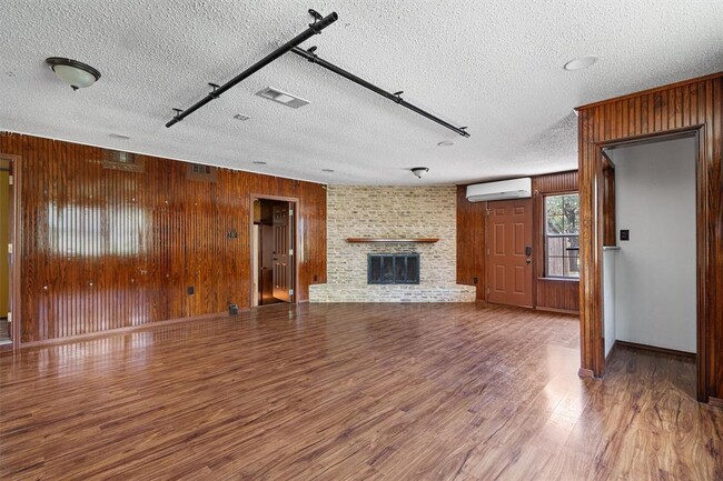 Building Photo - 2106 Allred Dr