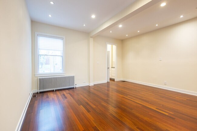 Building Photo - Beautiful 4 BR/3.5 BA Townhome in Cathedra...