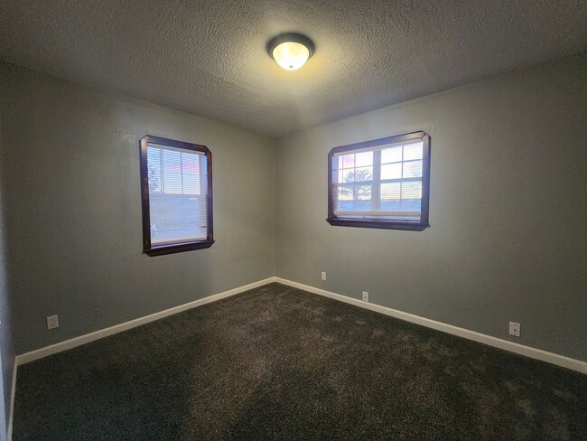 Building Photo - 3 Bedroom Home in Shawnee