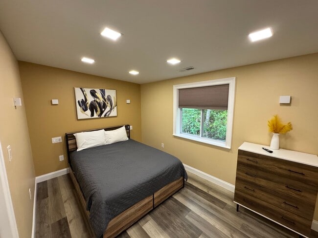 Building Photo - MOVE IN READY!!!!