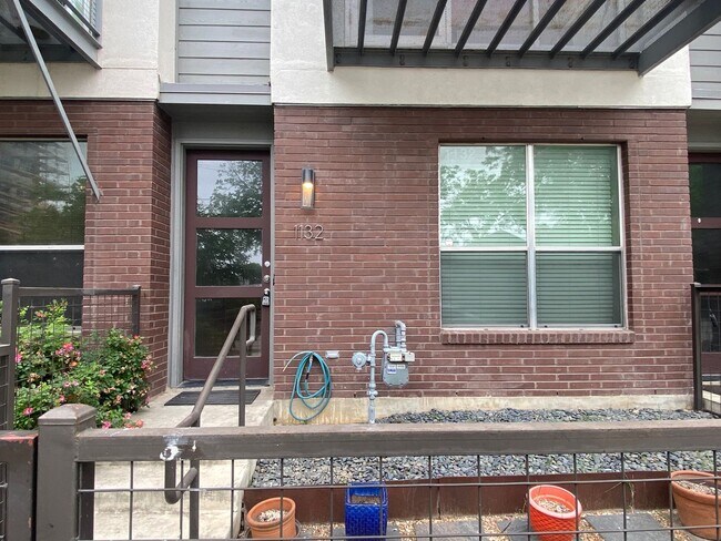 Building Photo - Live in the Heart of the Pearl District – ...