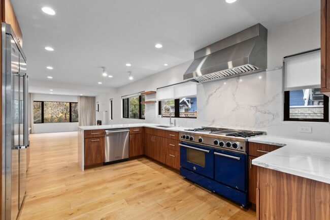 Building Photo - 4Bd/3Ba Seattle House