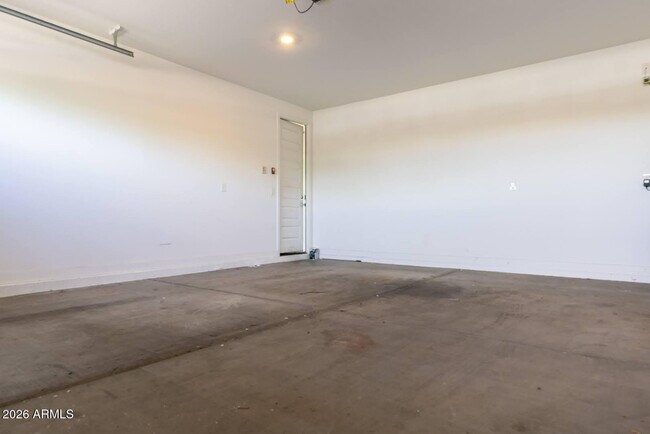 Building Photo - 9115 W Glenrosa Ave