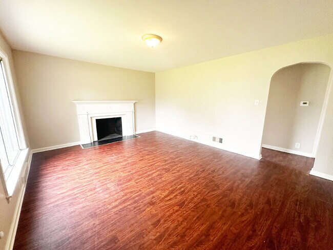 Building Photo - EAST SIDE 2 BEDROOM/2 BATH ALL BRICK RANCH AVAILABLE NOW!