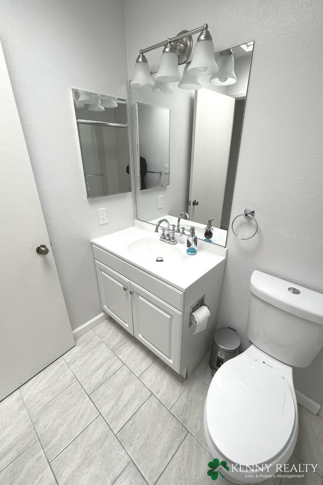 Building Photo - Spacious Six Bedroom, Three Bathroom Home ...