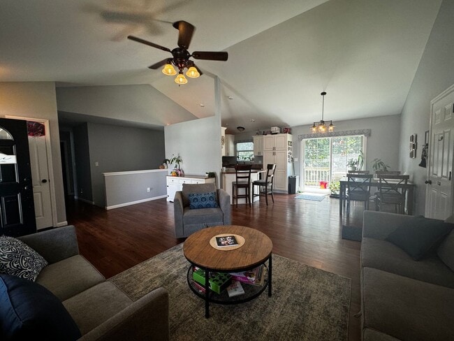 Building Photo - Charming 3-Bedroom, 3-Bathroom Home with V...