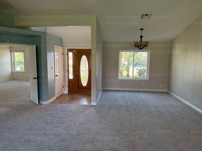 Building Photo - 3 bedroom/ 2 bathroom