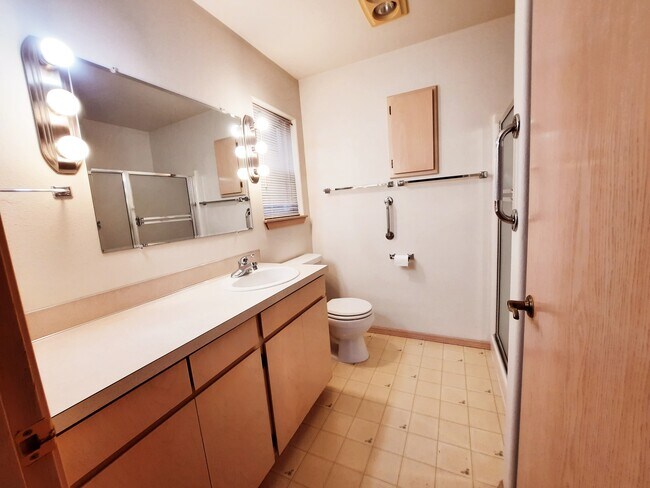 Building Photo - 860 SE Sentry Dr