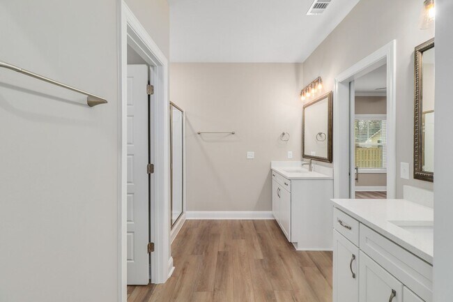 Building Photo - 204 Pineland Dr