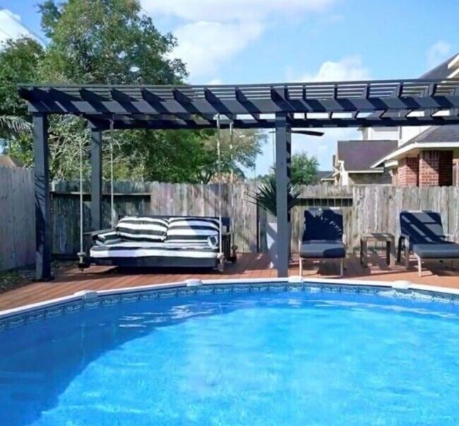 Building Photo - 2109 Mooncrest Dr