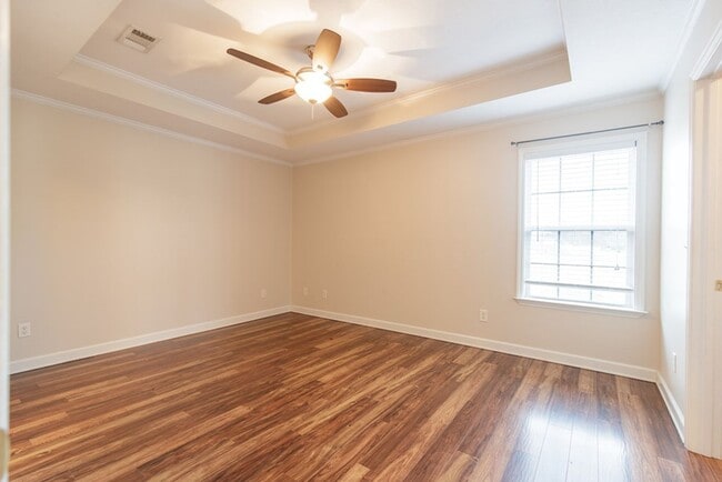 Building Photo - Luxurious 3 Bed/2 Bath Home with Modern Am...