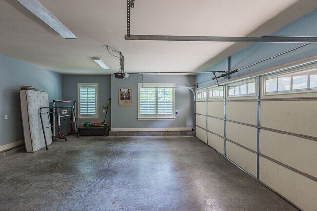 Building Photo - Fully Furnished Home!