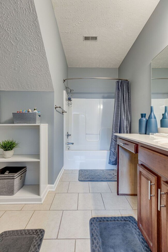 Building Photo - 2 BEDROOM 2 BATH TOWNHOME CLOSE TO DOWNTOWN