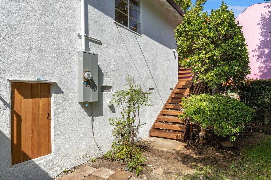Building Photo - 3444 S Bentley Ave