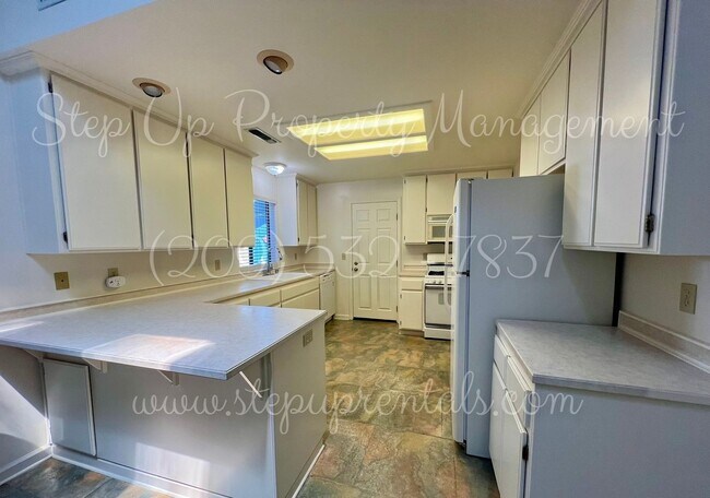 Building Photo - 494 Snell St
