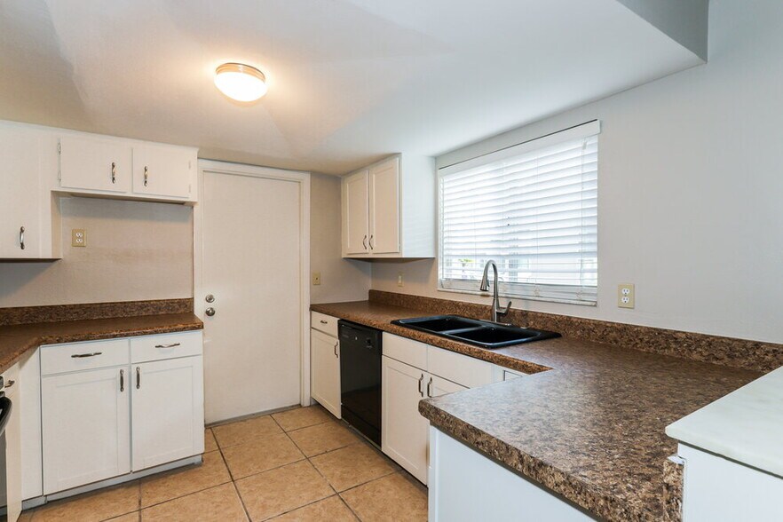 Building Photo - 856 Buttercup Dr