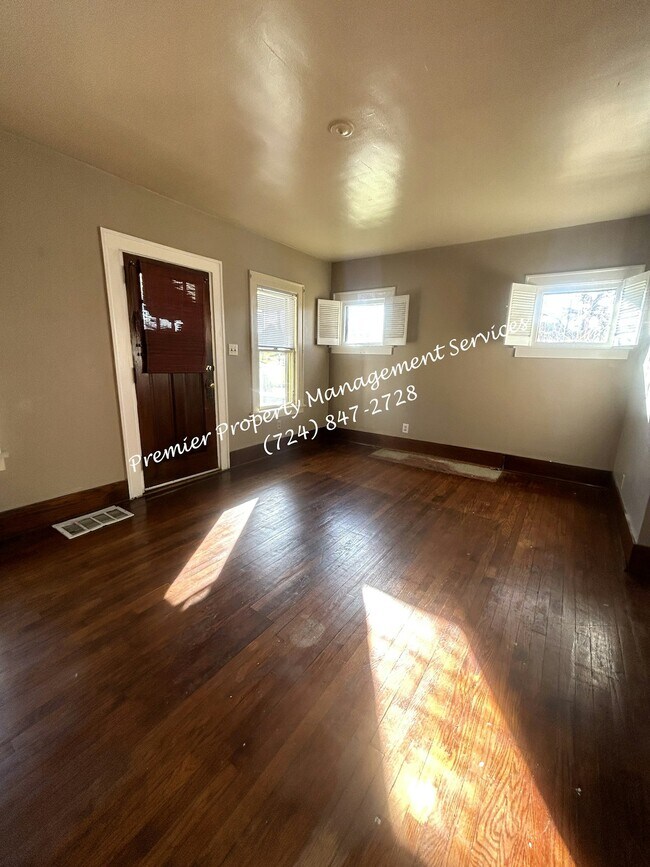 Building Photo - 979 King St