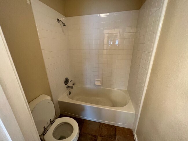 Building Photo - Large 4 bedroom located on a well maintained court!