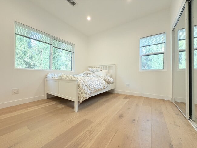 Building Photo - Beautifully Renovated 3-Bedroom Home in We...
