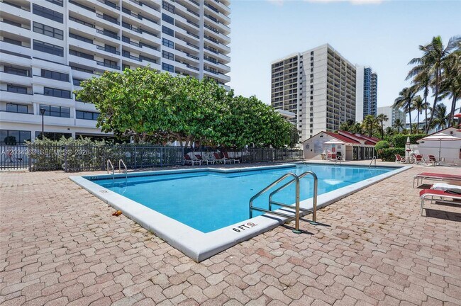 Building Photo - 2555 Collins Ave