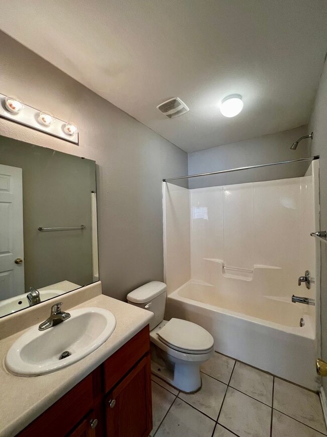 Building Photo - Gorgeous 3 BD 3 BA Townhome Located in Chase's Run!