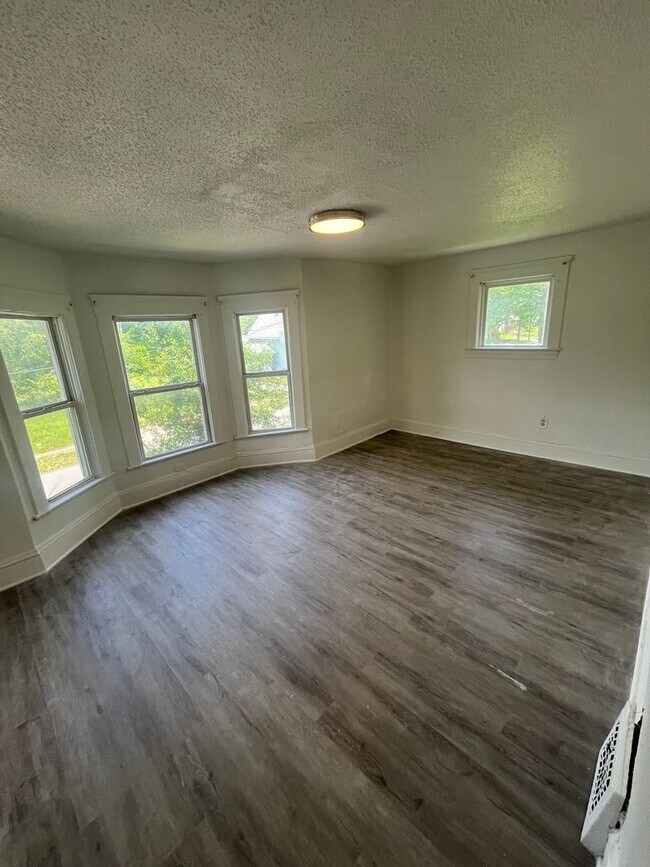 Building Photo - Charming 3-bedroom home, Section 8 Accepted