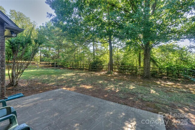 Building Photo - 840 Emerson Dr