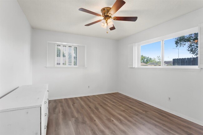 Building Photo - 2703 Shakespeare St