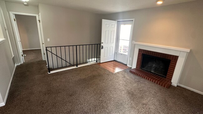 Building Photo - $1195 - 3 bed 2 bath - Apartment located i...