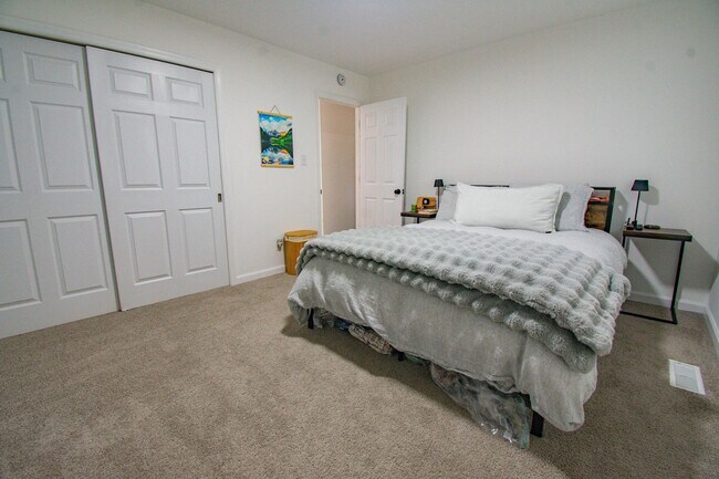 Building Photo - Coming Soon! 4 Bedroom 2 Bathroom Home: Pets Okay!