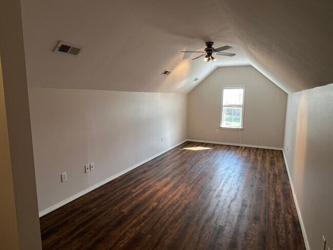 Building Photo - 3 Bed / 2 Bath Springfield Address, Republic Schools