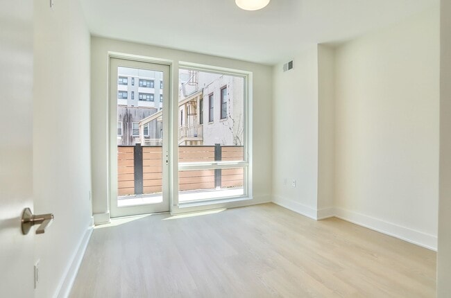 Building Photo - 303 Madison St