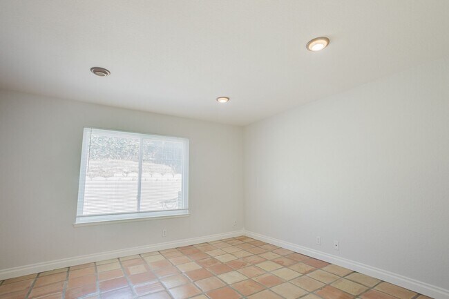 Building Photo - 655 N Noble St