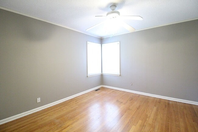 Building Photo - 2 Bedroom 1 Bath Home in Roeland Park