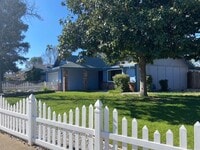Building Photo - Cute House in East Redding!