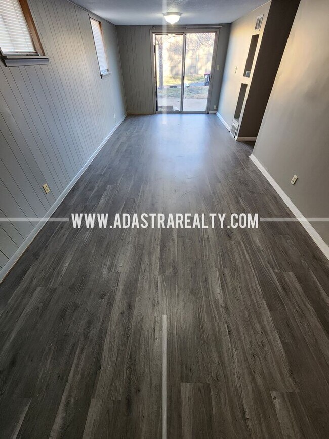 Building Photo - Awesome 2 Bedroom Duplex in Overland Park-Available in APRIL!!