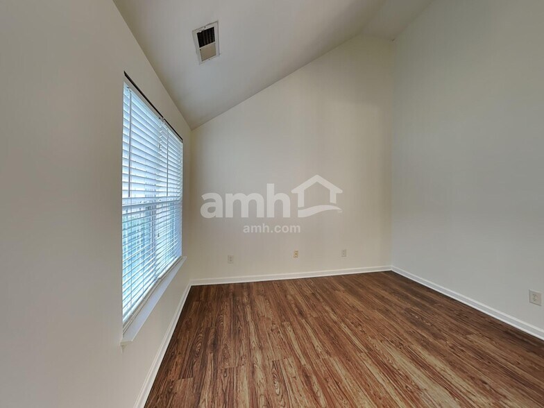 Building Photo - 7225 Hidden Creek Dr