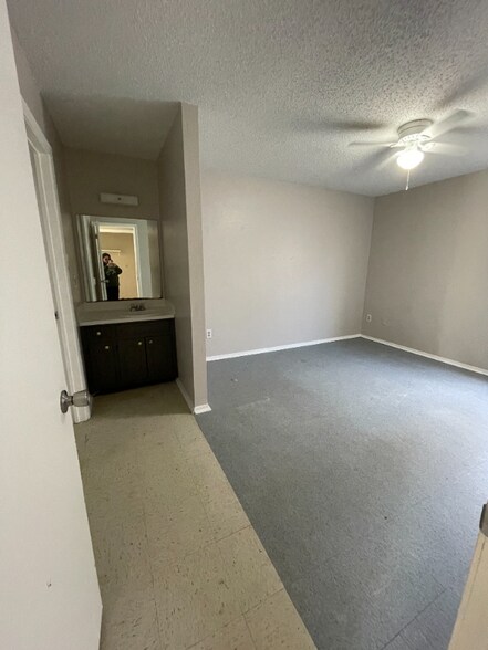 Building Photo - 127 Willow Brook Dr