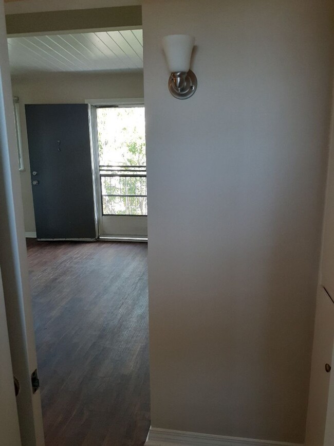 Building Photo - Apply Now move-in ready