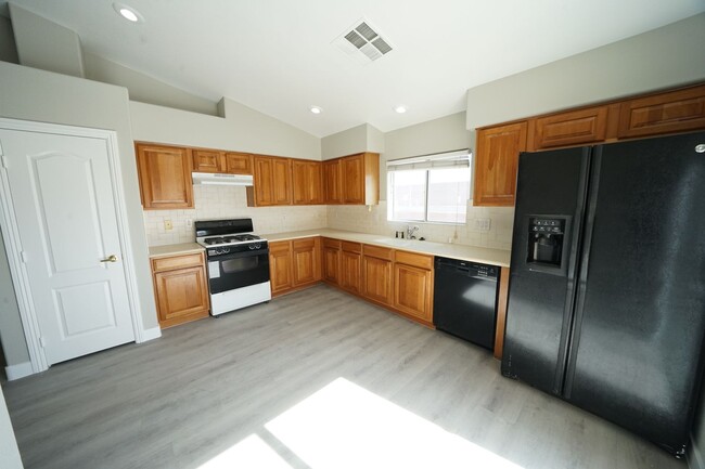 Building Photo - SHOWINGS AVAILABLE NOW