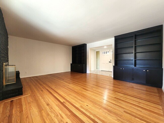 Building Photo - Charming Single Family Home Located in Sou...