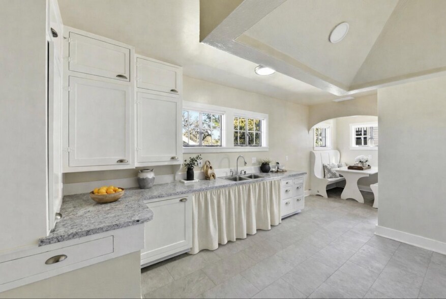 Building Photo - 181 College Way