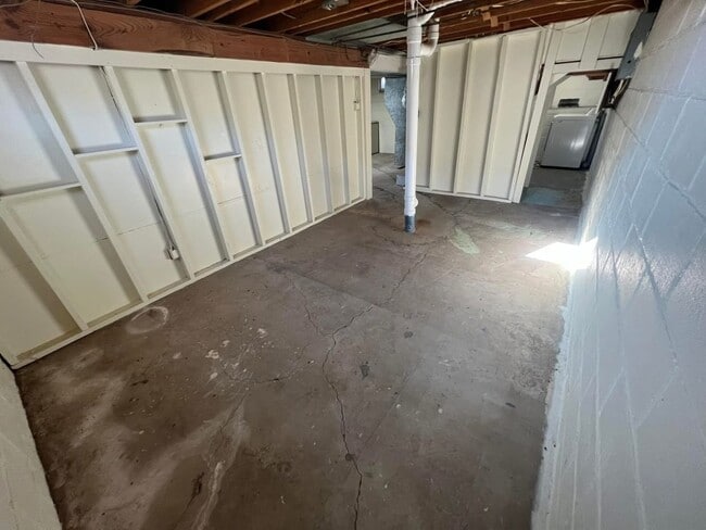 Building Photo - Charming 3 Bedroom Home with Garage